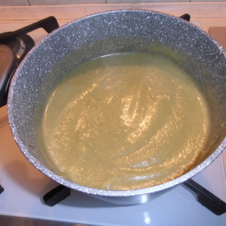 Krok 4 - Zupa krem brokułowo-szpinakowa z bekonową kiełbasą foto