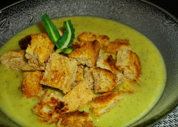 Fotografia przedstawiająca Zupa - krem brokułowy z serkiem topionym i grzankami