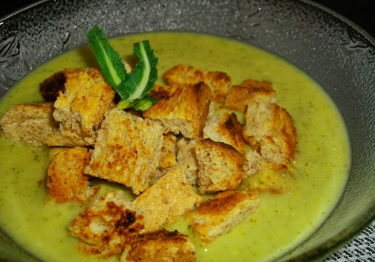 Zupa - krem brokułowy z serkiem topionym i grzankami foto
