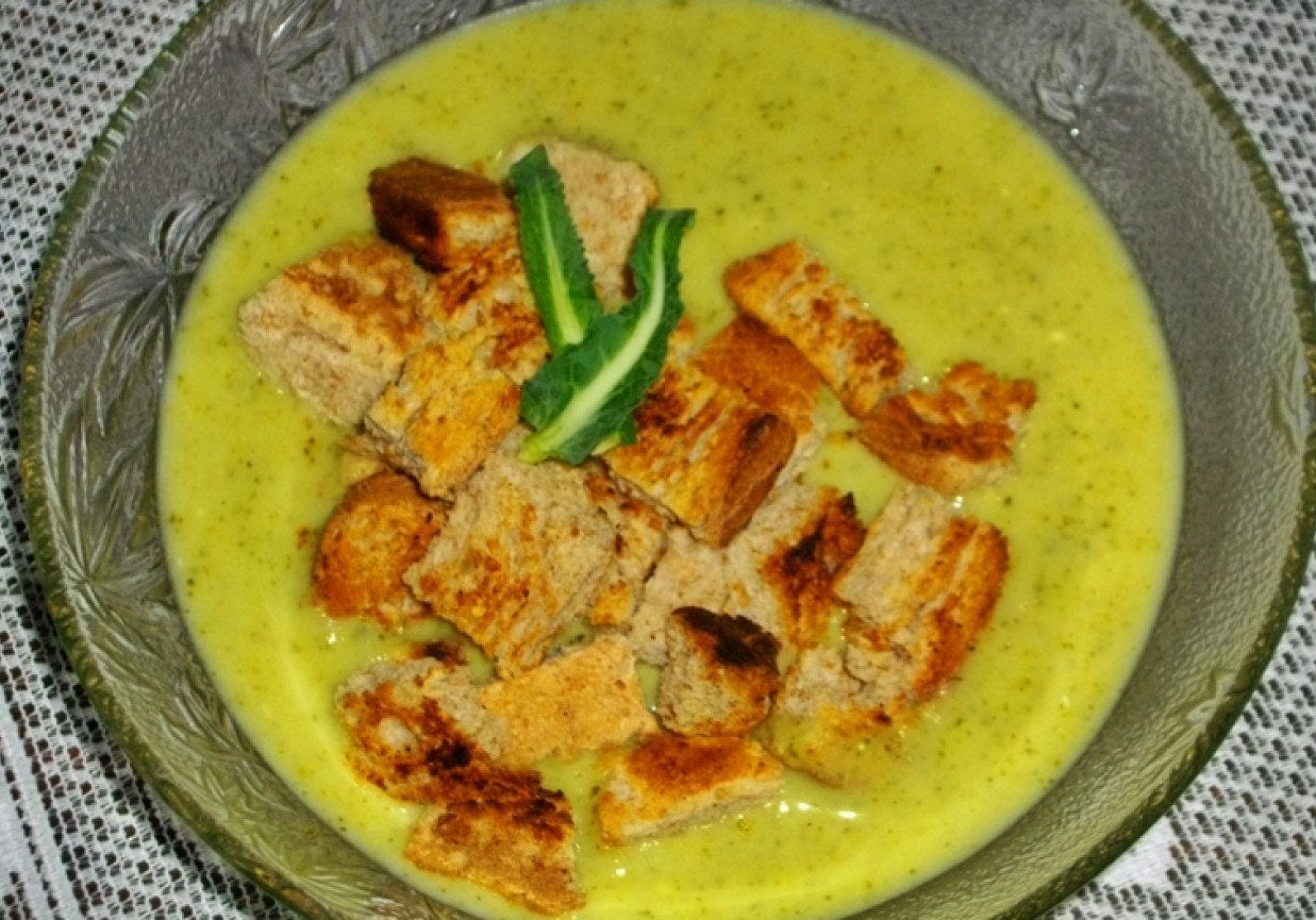Zupa - krem brokułowy z serkiem topionym i grzankami foto