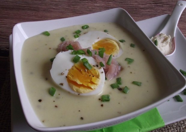 Fotografia przedstawiająca Zupa - krem chrzanowy z jajkiem i polędwicą