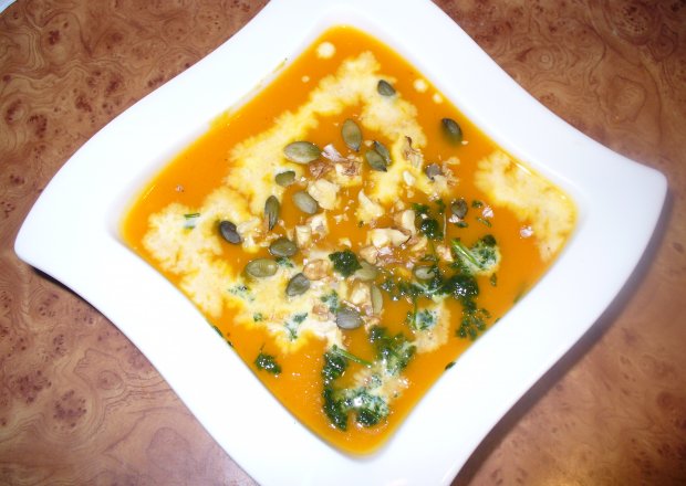 Fotografia przedstawiająca Zupa krem -  dyniowa z orzechami włoskimi