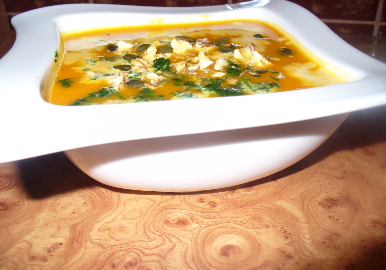 Zupa krem -  dyniowa z orzechami włoskimi foto
