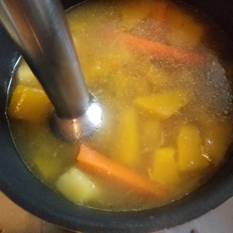 Krok 4 - Zupa krem dyniowa zaserwowana z prazonymi pestkami dyni (na wywarze z gołębia, smietanką kokosową wzbogacona :)) foto