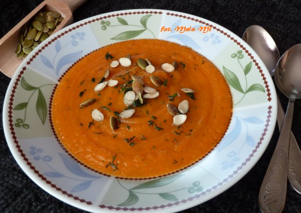 Fotografia przedstawiająca Zupa-krem dyniowo-marchewkowa z ziemniakami i koperkiem