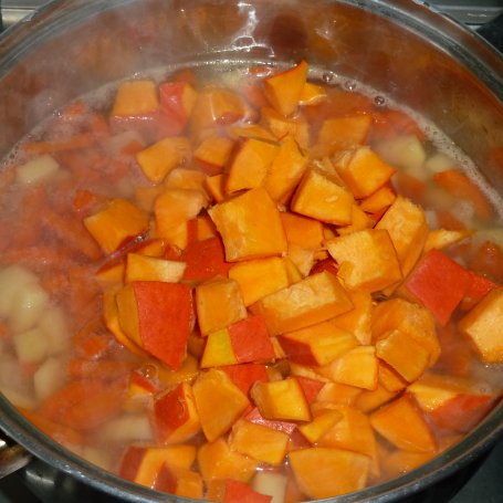 Krok 2 - Zupa-krem dyniowo-marchewkowa z ziemniakami i koperkiem foto
