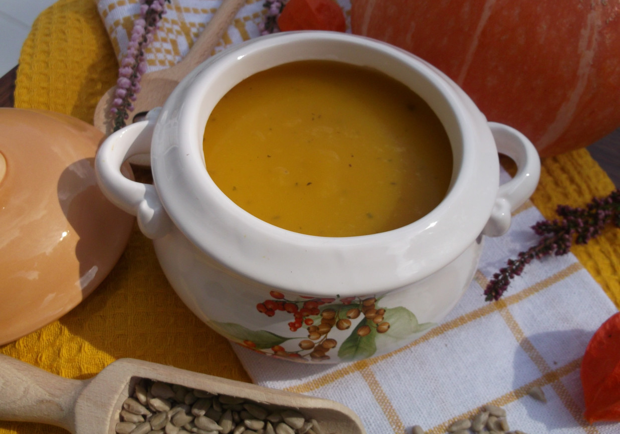 Zupa-krem dyniowo-ziemniaczana. foto