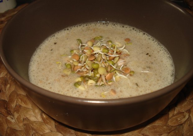 Fotografia przedstawiająca Zupa krem jarzynowa  zaserwowana z kiełkami