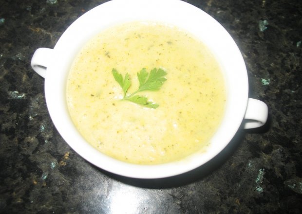 Fotografia przedstawiająca Zupa - krem kalafiorowa z parmezanem