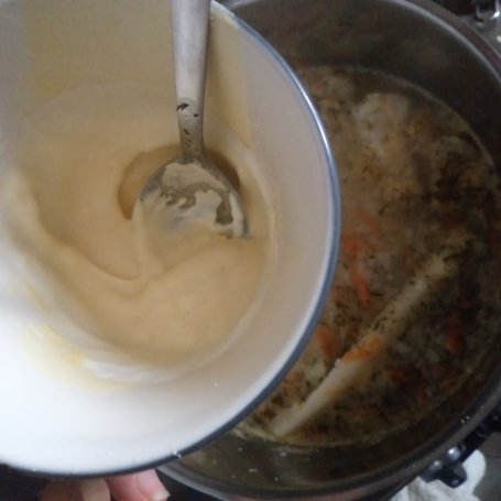 Krok 6 - Zupa krem- kalafiorowa z ryzem- zaserwowana ze swiezym szpinakiem :) foto