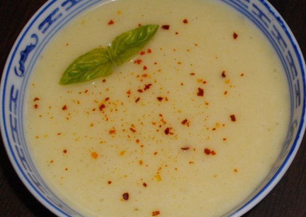 Fotografia przedstawiająca Zupa krem kalafiorowo-serowy z czosnkiem
