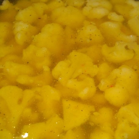 Krok 2 - Zupa krem kalafiorowo-serowy z czosnkiem foto