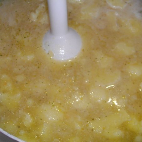 Krok 3 - Zupa krem kalafiorowo-serowy z czosnkiem foto