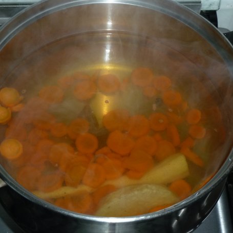 Krok 1 - Zupa-krem kartoflana ze świeżym majerankiem foto