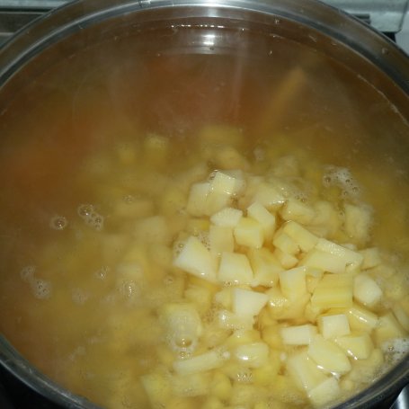 Krok 2 - Zupa-krem kartoflana ze świeżym majerankiem foto