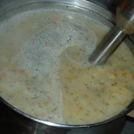 Krok 3 - Zupa-krem kartoflana ze świeżym majerankiem foto