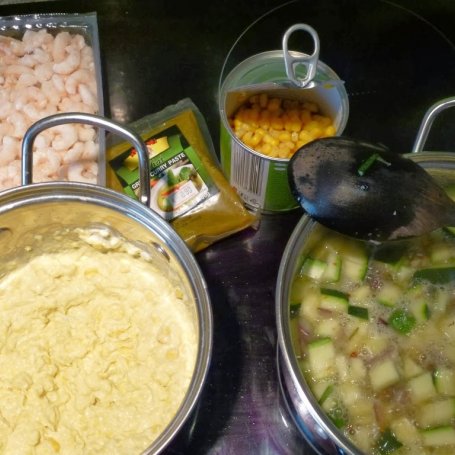 Krok 2 - Zupa krem kokosowa z cukinią, krewetkami i kukurydzą foto