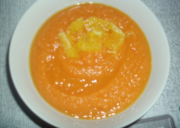 Fotografia przedstawiająca Zupa krem marchwiowo pomarańczowa
