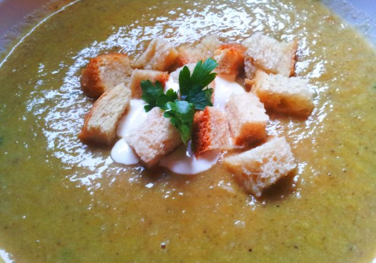Zupa krem pieczarkowa z oregano i grzankami foto