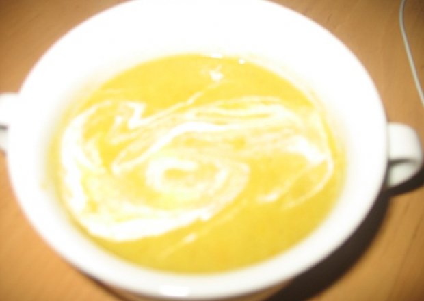 Fotografia przedstawiająca zupa krem pomarańczowo-marchewkowa