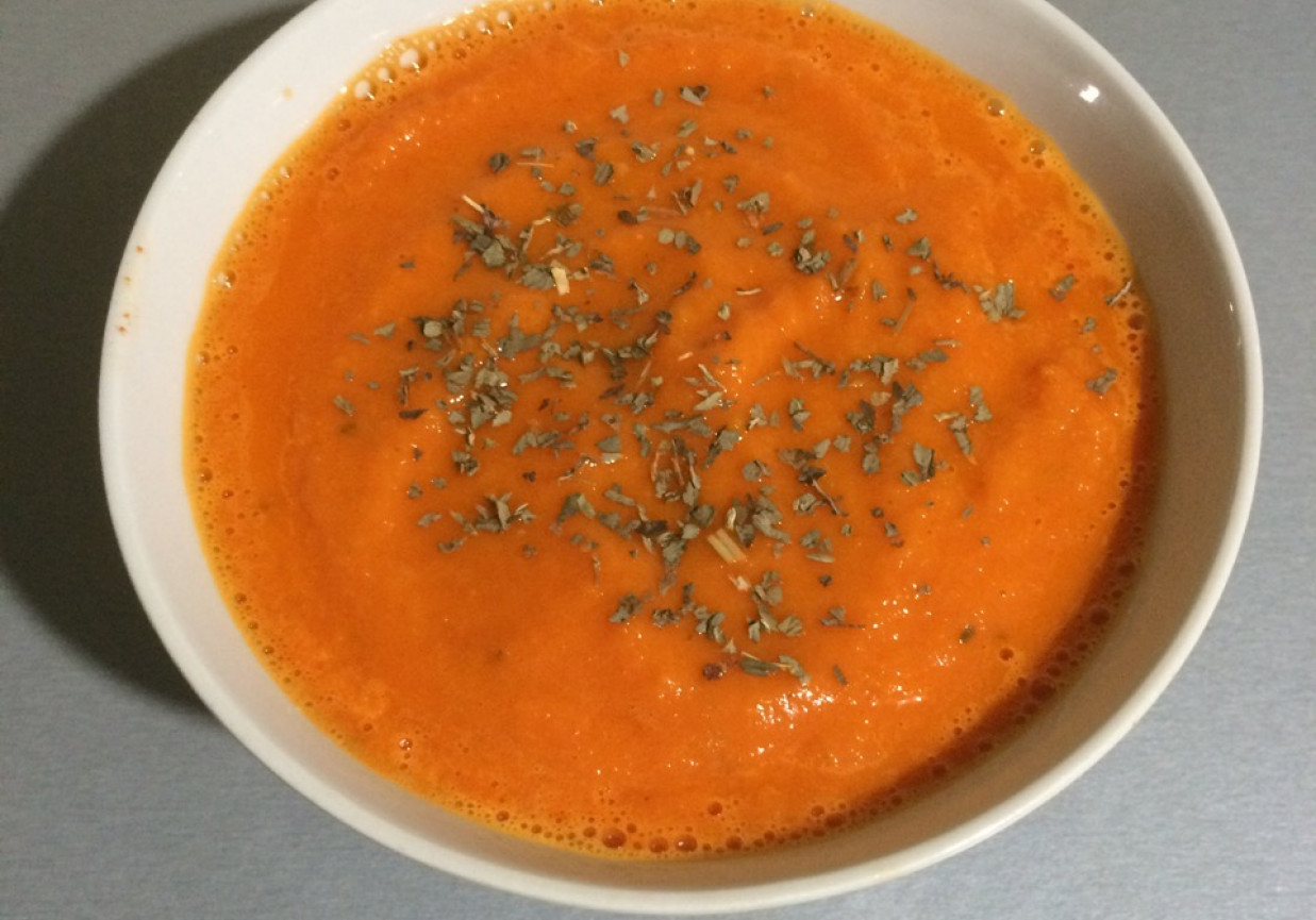 Zupa krem pomidorowa . foto