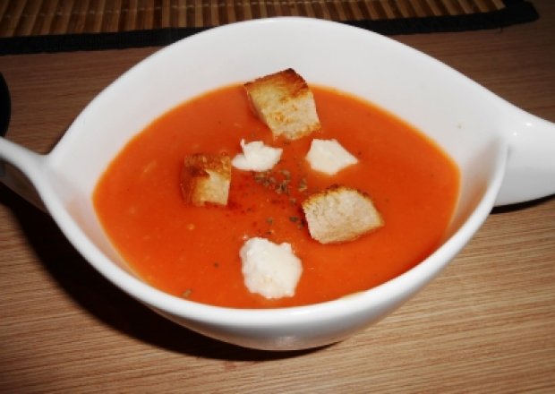 Fotografia przedstawiająca zupa krem pomidorowa z mozarellą