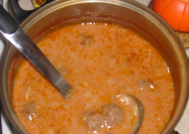 Fotografia przedstawiająca Zupa krem pomidorowo-cukiniowa z miesnyymi pulpecikami