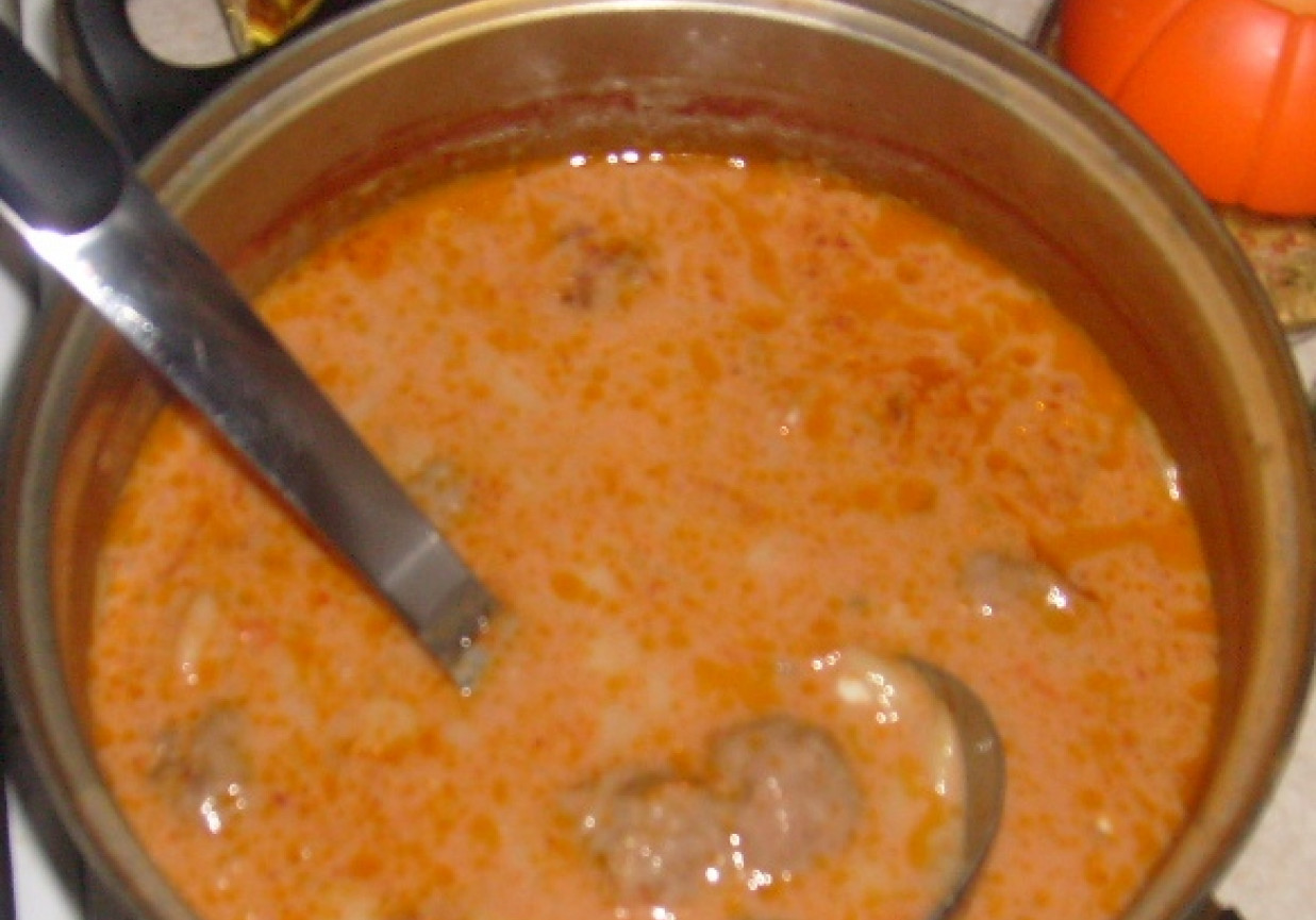 Zupa krem pomidorowo-cukiniowa z miesnyymi pulpecikami foto
