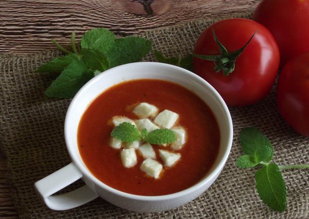 Fotografia przedstawiająca Zupa krem pomidorowy z mozzarellą