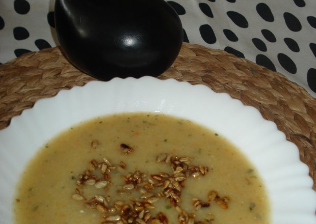 Fotografia przedstawiająca Zupa krem porowa z kaszą -lubczykiem wzbogacona , słonecznikiem udoskonalona