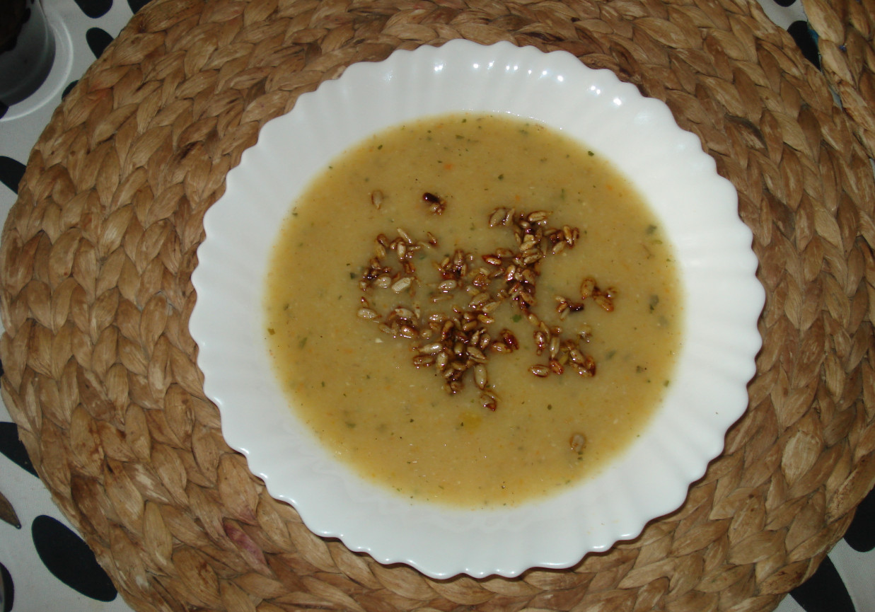 Zupa krem porowa z kaszą -lubczykiem wzbogacona , słonecznikiem udoskonalona foto