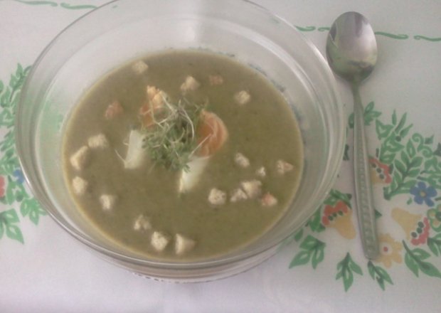 Fotografia przedstawiająca Zupa krem porowo-brokułowa z jajkiem i rzeżuchą