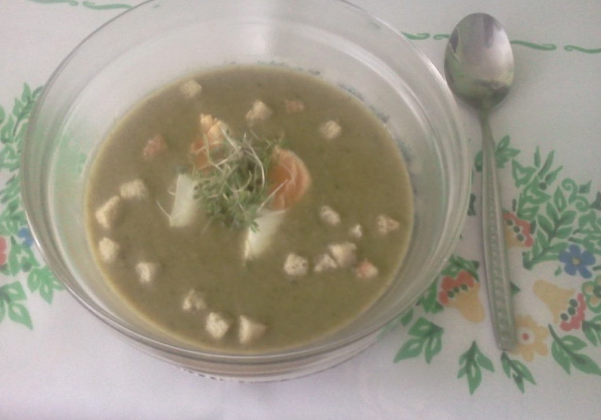 Zupa krem porowo-brokułowa z jajkiem i rzeżuchą foto