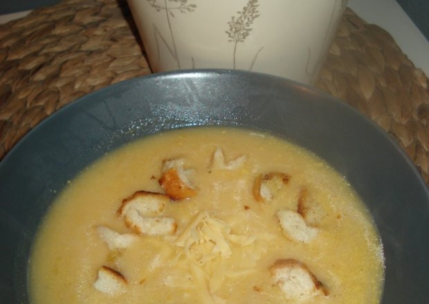 Fotografia przedstawiająca Zupa krem selerowa z grzankami i serem