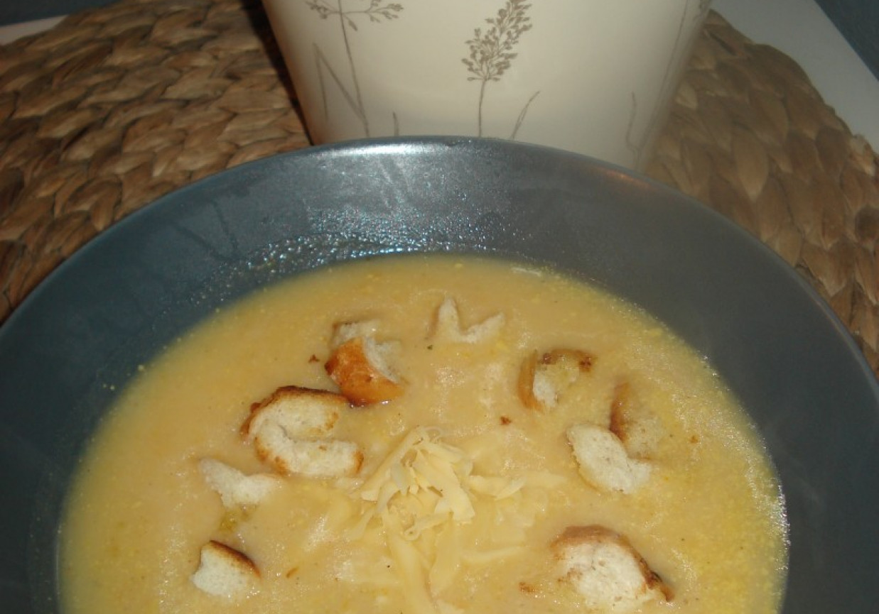 Zupa krem selerowa z grzankami i serem foto