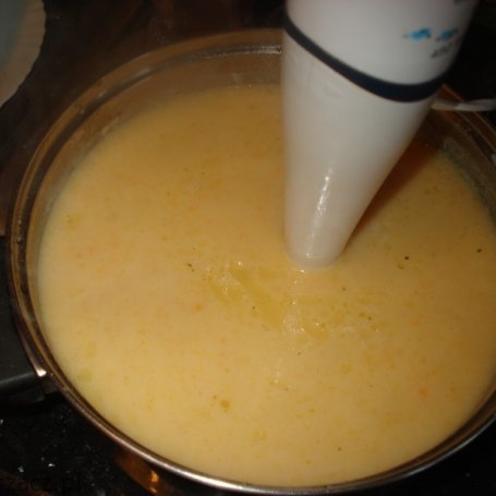 Krok 5 - Zupa krem selerowa z grzankami i serem foto