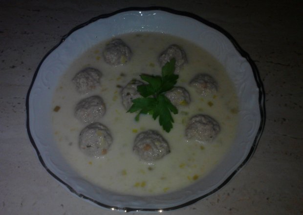 Fotografia przedstawiająca Zupa krem serowo cebulowa z klopsikami