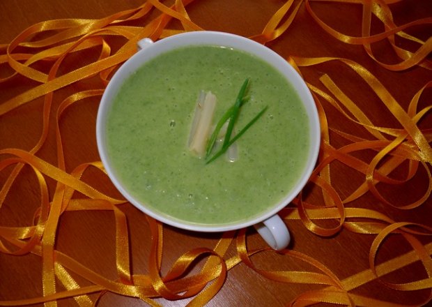 Fotografia przedstawiająca Zupa krem szpinakowo - szparagowa