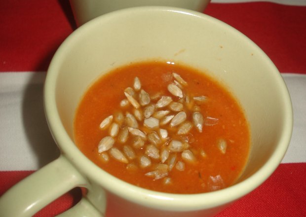 Fotografia przedstawiająca Zupa krem warzywno-pomidorowy zaserwowana ze słonecznikiem