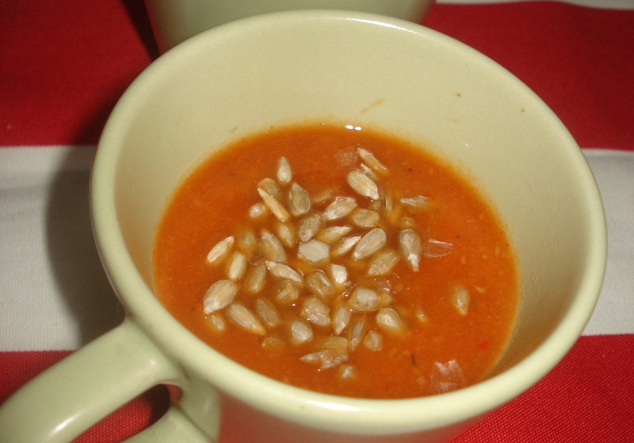 Zupa krem warzywno-pomidorowy zaserwowana ze słonecznikiem  foto