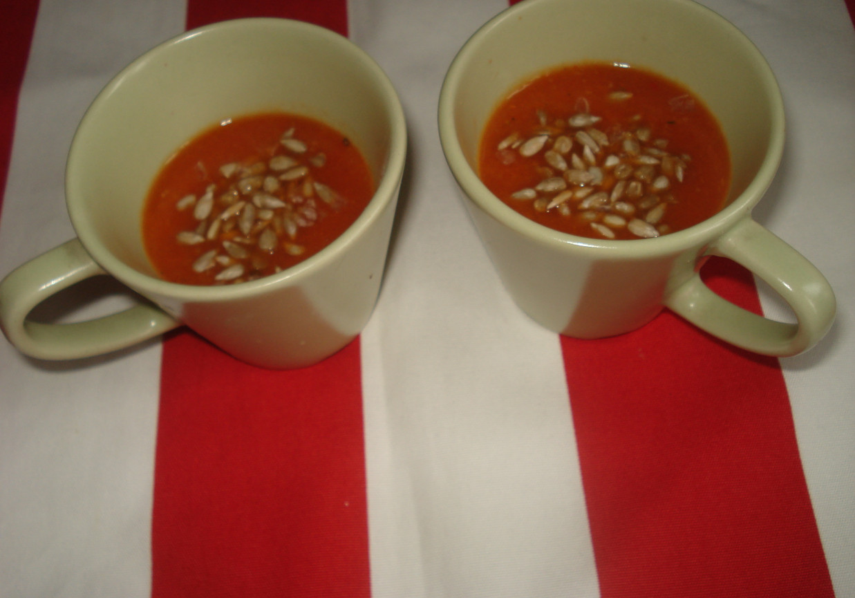 Zupa krem warzywno-pomidorowy zaserwowana ze słonecznikiem  foto
