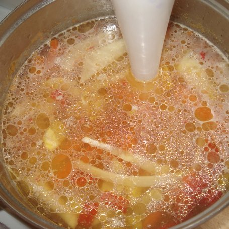 Krok 5 - Zupa krem warzywno-pomidorowy zaserwowana ze słonecznikiem  foto