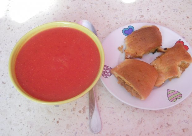 Fotografia przedstawiająca Zupa krem z barszczu czerwonego