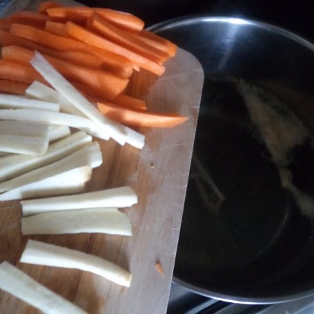 Krok 2 - Zupa krem z białych szparagów z chipsami z boczku :) foto