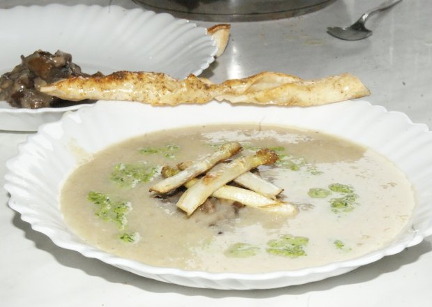 Fotografia przedstawiająca Zupa krem z białych szparagów