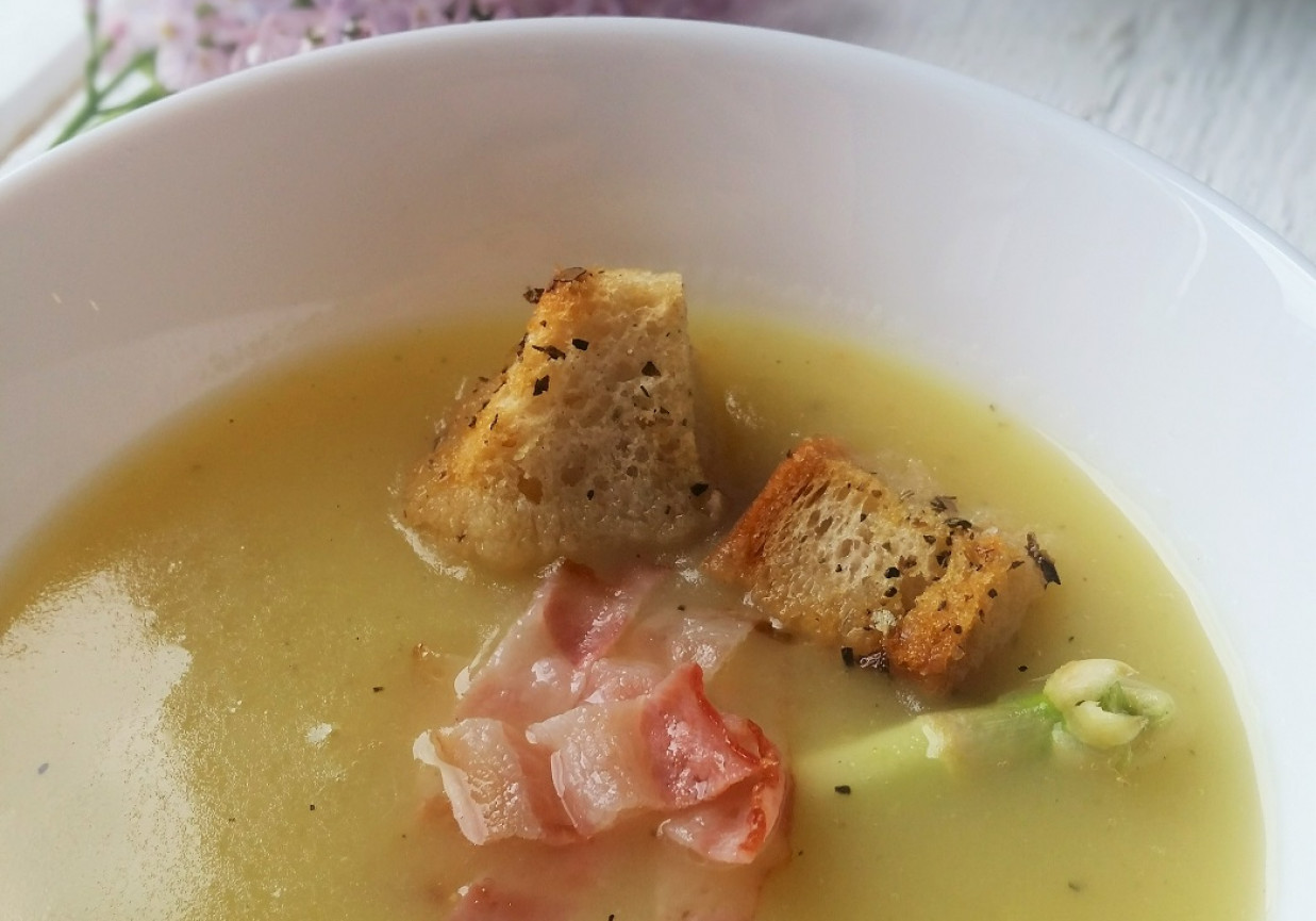 Zupa krem z białych szparagów foto