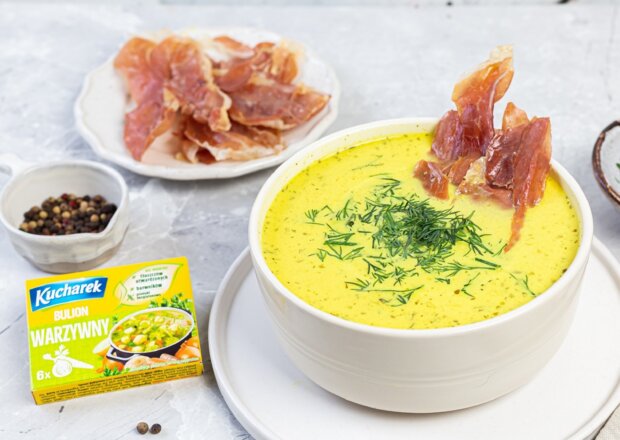 Fotografia przedstawiająca Zupa krem z białych warzyw na żółto z chipsami z prosciutto
