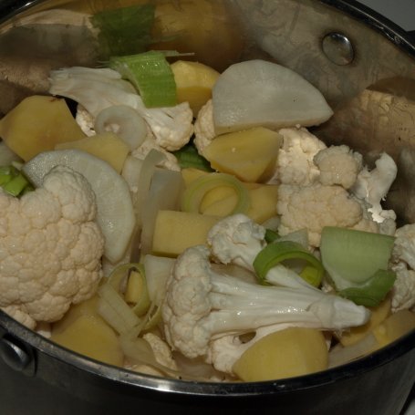 Krok 1 - Zupa krem z białych warzyw podana z grzanką foto
