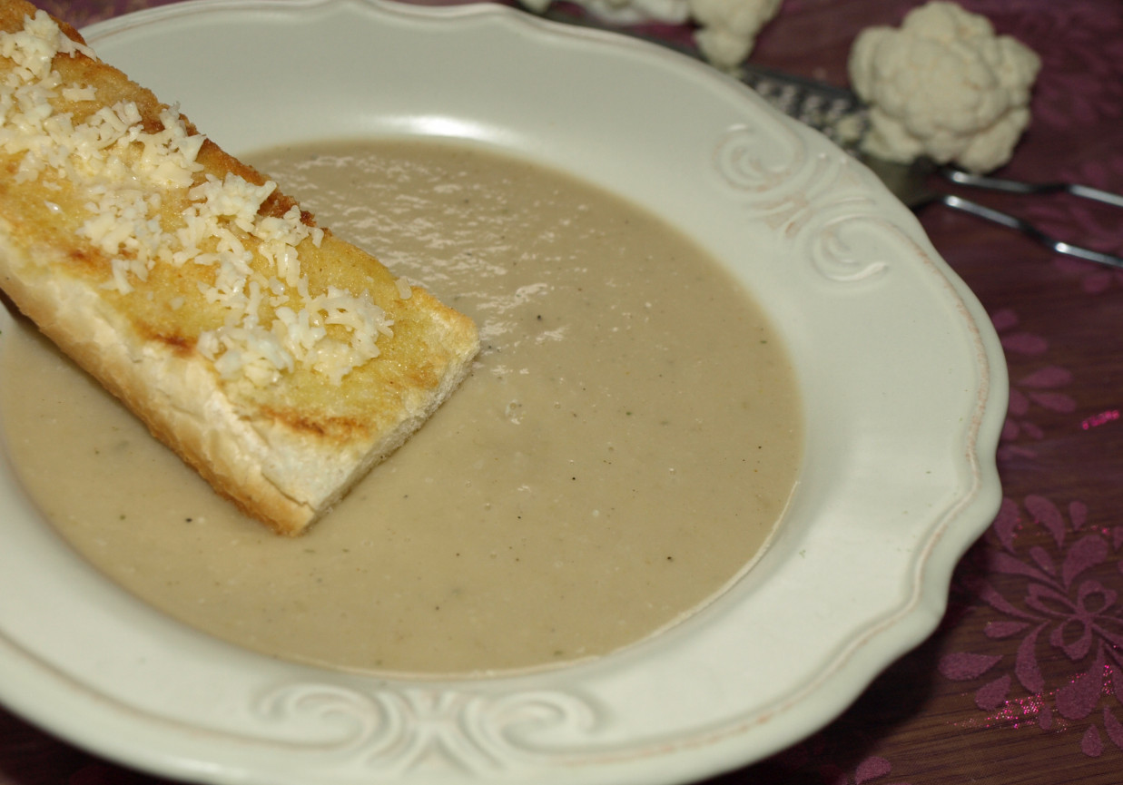 Zupa krem z białych warzyw podana z grzanką foto