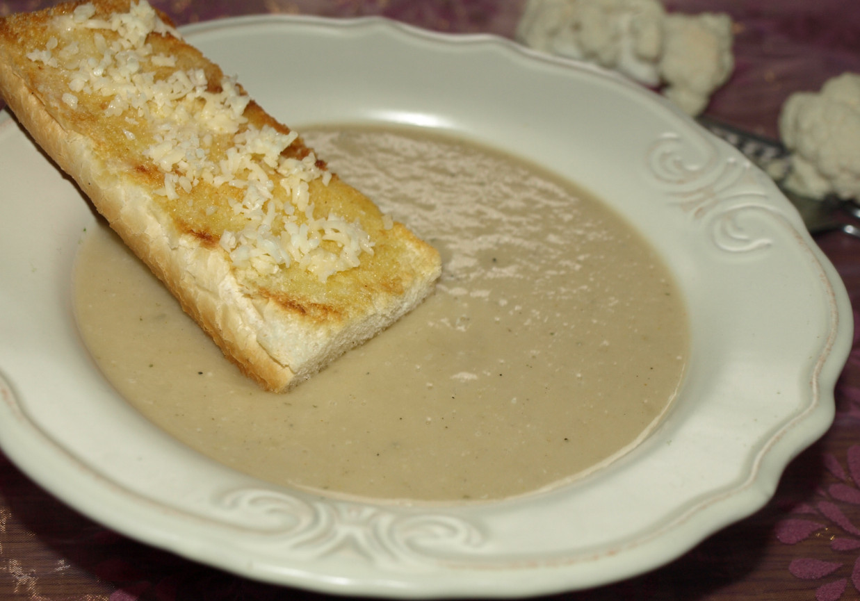 Zupa krem z białych warzyw podana z grzanką foto